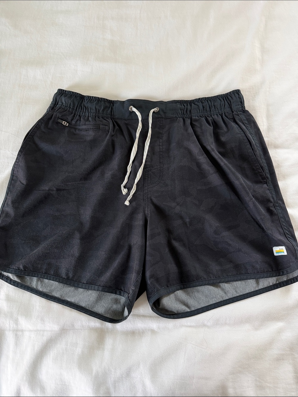 Vuori Banks Shorts Men's 5" Inseam Size Large Black Camo Print